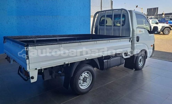 Buy Used Kia K7 White Car in Bridgetown in Barbados Buy Used Kia K7 White Car in Bridgetown in Barbados