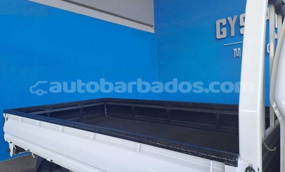 Buy Used Kia K7 White Car in Bridgetown in Barbados Buy Used Kia K7 White Car in Bridgetown in Barbados