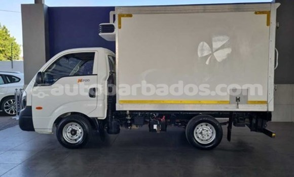 Buy Used Kia K7 White Car in Bridgetown in Barbados Buy Used Kia K7 White Car in Bridgetown in Barbados