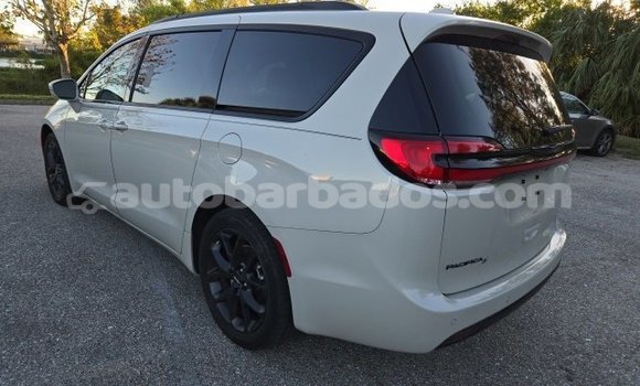 Buy Used Chrysler Pacifica White Car in Speightstown in Barbados Buy Used Chrysler Pacifica White Car in Speightstown in Barbados
