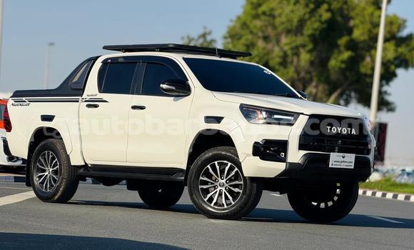 Buy Used Toyota Hilux White Car in Import - Dubai in Barbados